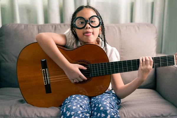 Felice ragazza sorridente, imparare a suonare la chitarra acustica — Foto Stock