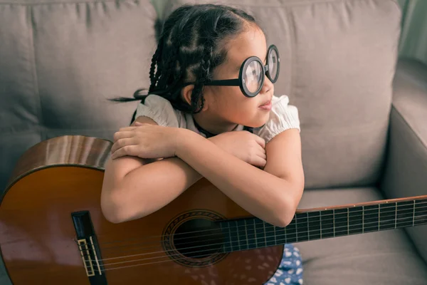 Felice ragazza sorridente, imparare a suonare la chitarra acustica — Foto Stock