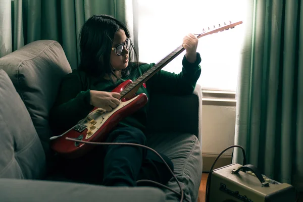 Chic fille, apprendre à jouer de la guitare électrique — Photo