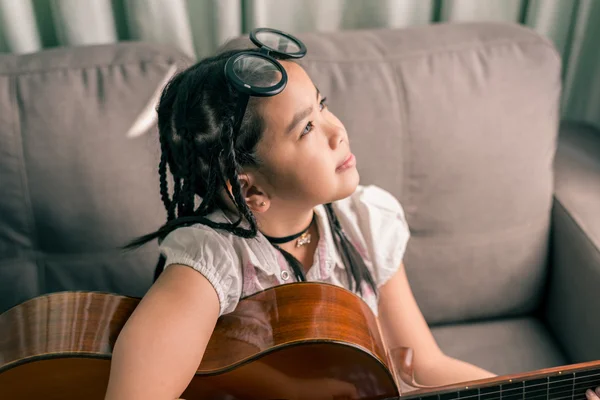 Felice ragazza sorridente, imparare a suonare la chitarra acustica — Foto Stock