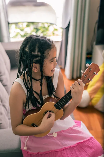 Joyeux sourire fille, dreadlocks coiffure — Photo