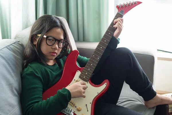 Elektro gitar çalmayı şık kız — Stok fotoğraf