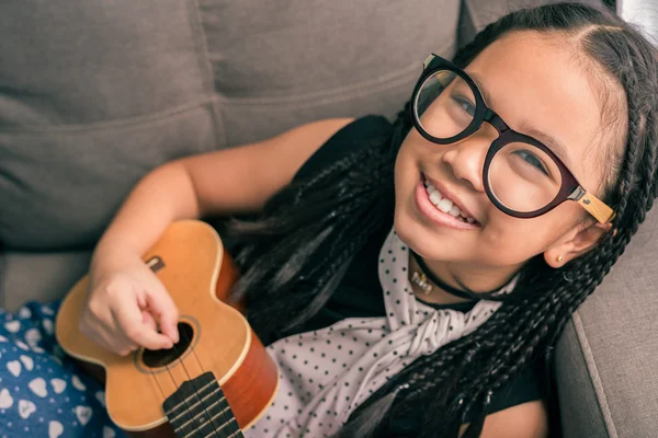 Boldog mosolygó lány megtanulni játszani a zene — Stock Fotó