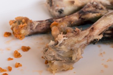 osso de frango na chapa branca