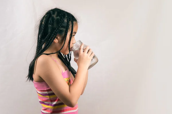 Petite fille avec un verre d'eau — Photo