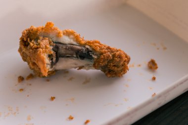 osso de frango na chapa branca