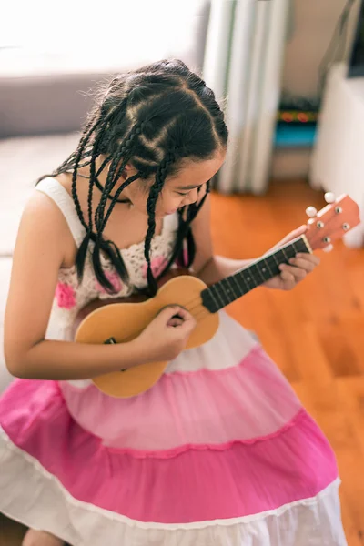 Joyeux sourire fille, dreadlocks coiffure — Photo