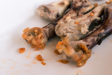 osso de frango na chapa branca