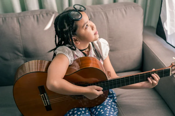 Fille souriante heureuse, apprenant à jouer de la guitare acoustique — Photo