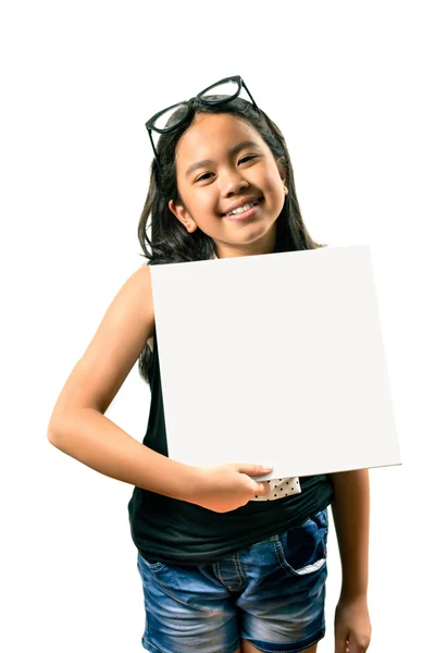 Pequeña chica asiática sosteniendo tablero negro sobre fondo blanco — Foto de Stock