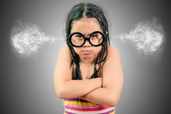 Retrato de close-up de menina com raiva com vapor vindo de seus ouvidos — Fotografia de Stock