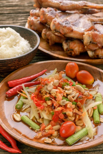 Nourriture thaïlandaise célèbre, salade de papaye et poulet grillé — Photo