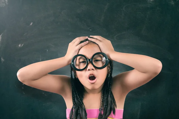 Niedliches kleines Mädchen, Dreadlocks Frisur mit Kopfschmerzen — Stockfoto