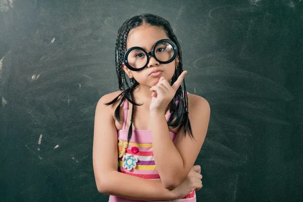 Gros plan portrait de mignon petite fille pensée — Photo