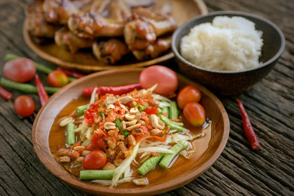 Comida tailandesa famosa, salada de mamão e frango grelhado — Fotografia de Stock