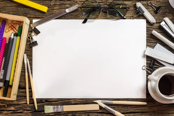Koyu renkli ahşap üzerinde boş kağıt ve okul malzemeleri Üstten Görünüm 