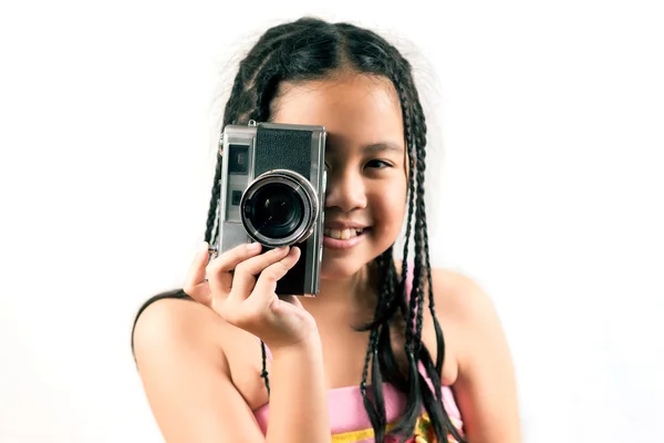 Портрет маленької дівчинки з вінтажним фотоапаратом ізольовано — стокове фото