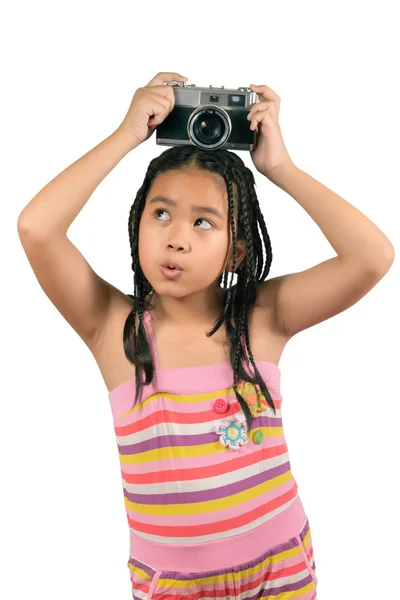 Πορτρέτο του μικρού κοριτσιού με το εκλεκτής ποιότητας φωτογραφική μηχανή που απομονώνεται — Φωτογραφία Αρχείου