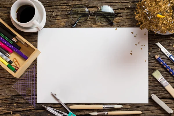 Vista superior de papel en blanco y útiles escolares en la madera oscura —  Fotos de Stock