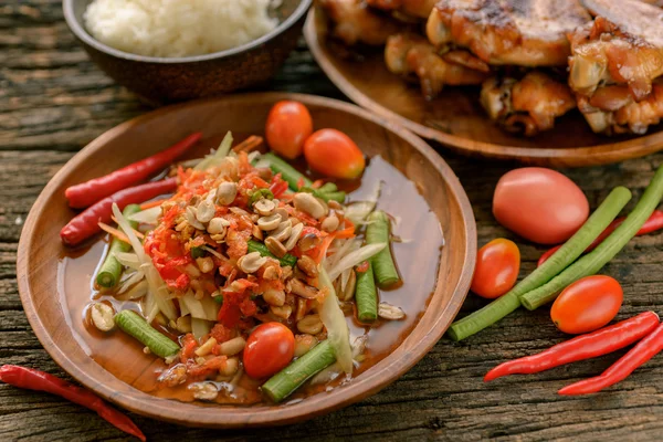 Famous Thai food, papaya salad and grilled chicken — Stock Photo, Image