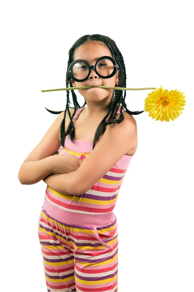 Retrato de joven linda chica con girasol en la boca — Foto de Stock