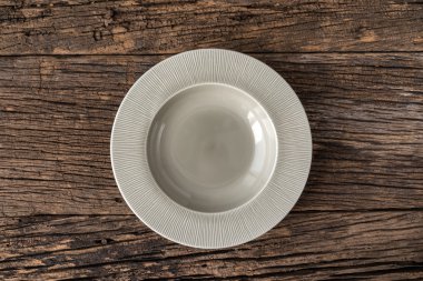 Tahta masada boş beyaz tabak