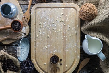 Kahverengi ahşap doğrama tahtası ve kahve çekirdekleri 