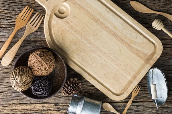 The brown wooden chopping board on a rustic table — Stock Photo, Image