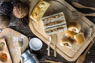 Ahşap bir masa üzerinde un ile pişmiş ekmek çeşitleri 