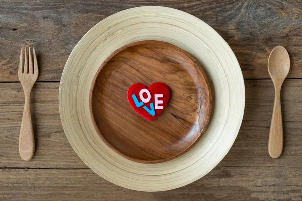 Die braune Holzschale auf einem rustikalen Tisch mit Kochlöffel und — Stockfoto