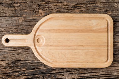 Ahşap rustik masa portre üzerinde kahverengi ahşap kesme tahtası