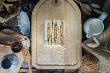 Taze pişmiş ekmek un ile havai görünümü üzerinde bir ahşap 