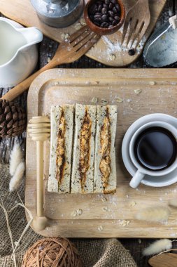 Havai görünümü taze pişmiş ekmek ve kahve fincanı 