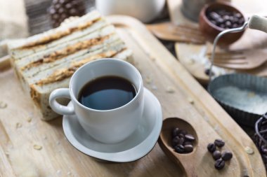 Taze pişmiş ekmek ve kahve fincanı kapat 