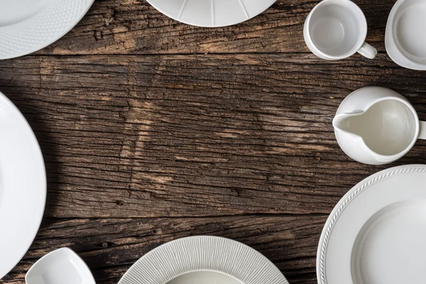 Tahta masada boş beyaz tabak