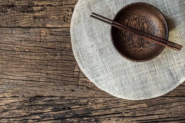 素朴なテーブルのクローズ アップ、背景がある木製の茶色の木製のボウル — ストック写真