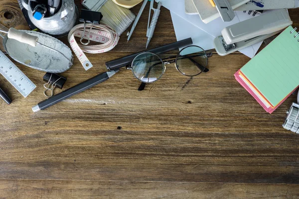 Vue du dessus du papier vierge et des fournitures scolaires sur le bois sombre — Photo