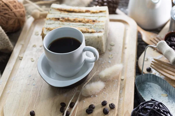 Taze pişmiş ekmek ve kahve fincanı kapat 