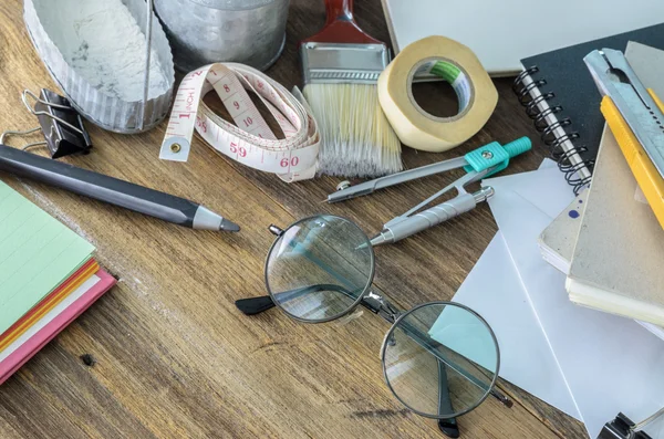 Bovenaanzicht van blanco papier en school supplies op het donkere hout Stockafbeelding