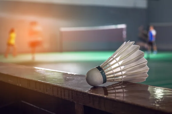 Badmintonbanen met spelers concurreren, ondiepe scherptediepte — Stockfoto