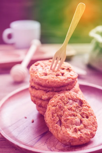 Villás halmozott cookie-kat és a fa étel, a hangsúly a festő — Stock Fotó