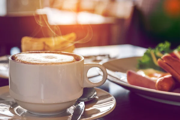 Close-up de xícara de café com um café da manhã no café — Fotografia de Stock