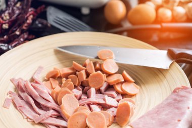 Doğranmış salam ve sosis bıçak ile kesme blok üzerinde