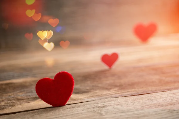 Röd Valentine hjärtan på gamla rustika trä bakgrund — Stockfoto