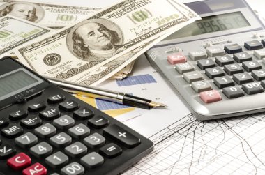 Vulpen en Rekenmachine op de financiële grafiek