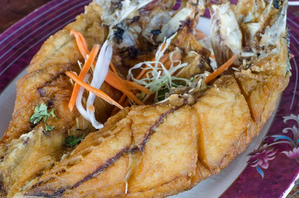 Peixe frito em Prato Tailândia comida — Fotografia de Stock