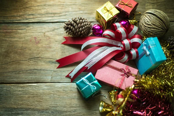 Christmas garland on rustic wooden background with copy space — Stock Photo, Image