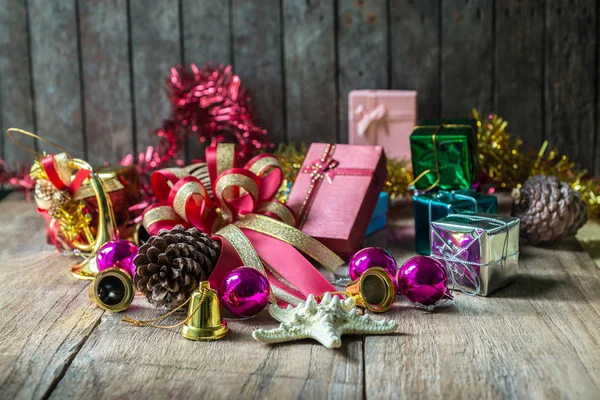 Karangan bunga Natal dengan latar belakang kayu berkarat dengan ruang fotokopi — Stok Foto