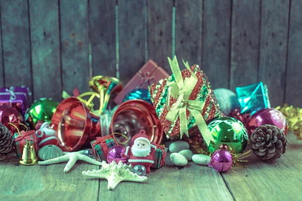 Decorazione natalizia su sfondo di legno — Foto Stock