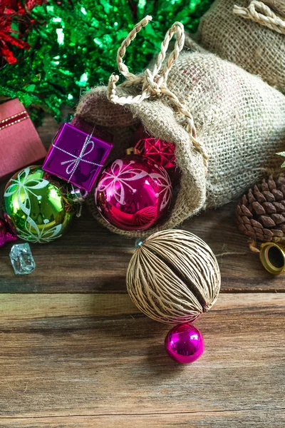 Vánoční a novoroční dekorace na dřevěném pozadí — Stock fotografie